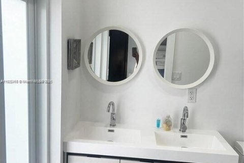 House in Miami, Florida 4 bedrooms, 123.75 sq.m. № 2018868 - photo 12