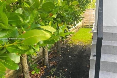 House in Miami, Florida 4 bedrooms, 123.75 sq.m. № 2018868 - photo 29