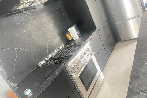 House in Miami, Florida 4 bedrooms, 123.75 sq.m. № 2018868 - photo 7