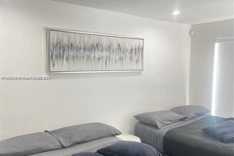 House in Miami, Florida 4 bedrooms, 123.75 sq.m. № 2018868 - photo 23