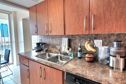 Copropriété à vendre à Sunny Isles Beach, Floride: 2 chambres, 115.2 m2 № 2004082 - photo 4