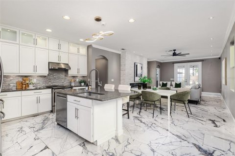 House in Lakeland, Florida 5 bedrooms, 284.93 sq.m. № 1528451 - photo 11