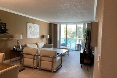 Condo in Sunny Isles Beach, Florida, 1 bedroom № 1935913 - photo 3