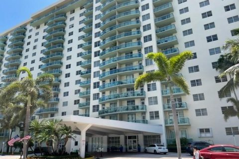 Condo in Sunny Isles Beach, Florida, 1 bedroom № 1935913 - photo 6