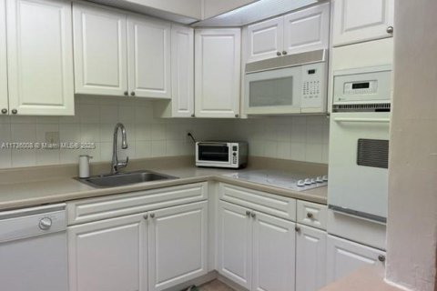 Condo in Sunny Isles Beach, Florida, 1 bedroom № 1935913 - photo 2