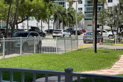 Condo in Sunny Isles Beach, Florida, 1 bedroom № 1935913 - photo 9