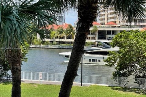 Condo in Sunny Isles Beach, Florida, 1 bedroom № 1935913 - photo 1