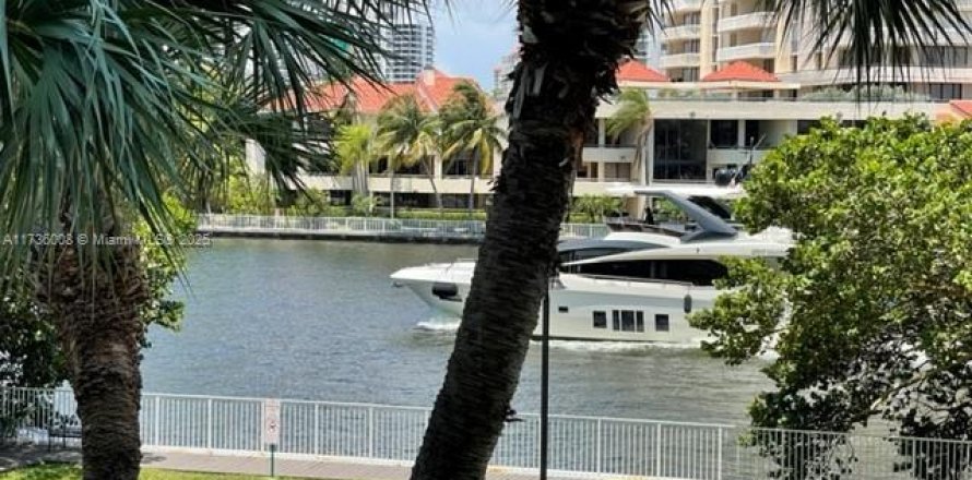 Condo in Sunny Isles Beach, Florida, 1 bedroom № 1935913