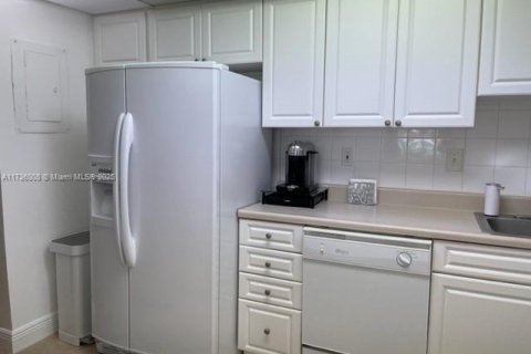 Condo in Sunny Isles Beach, Florida, 1 bedroom № 1935913 - photo 14