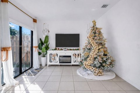 Touwnhouse à vendre à Miami, Floride: 4 chambres, 169.08 m2 № 2001299 - photo 15