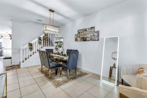 Touwnhouse à vendre à Miami, Floride: 4 chambres, 169.08 m2 № 2001299 - photo 2