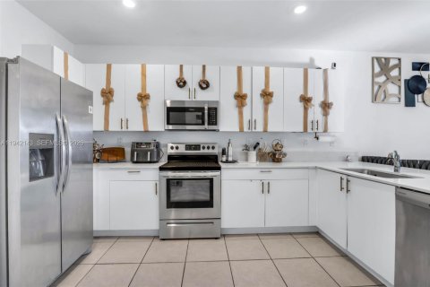 Touwnhouse à vendre à Miami, Floride: 4 chambres, 169.08 m2 № 2001299 - photo 8