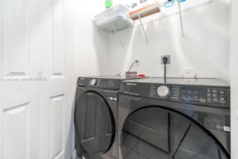 Touwnhouse à vendre à Miami, Floride: 4 chambres, 169.08 m2 № 2001299 - photo 28