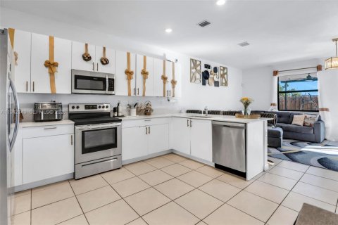 Touwnhouse à vendre à Miami, Floride: 4 chambres, 169.08 m2 № 2001299 - photo 7