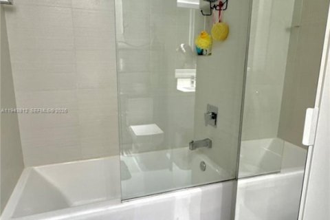 Townhouse in LANDMARK in Doral, Florida 4 bedrooms, 241.45 sq.m. № 2005807 - photo 25