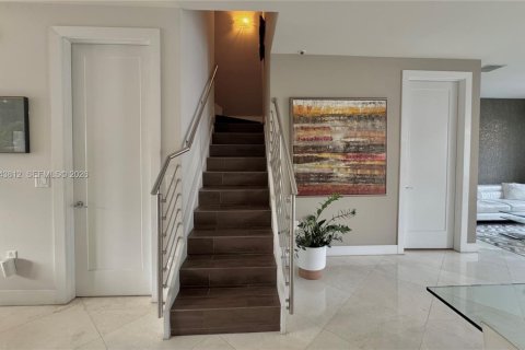 Townhouse in LANDMARK in Doral, Florida 4 bedrooms, 241.45 sq.m. № 2005807 - photo 16
