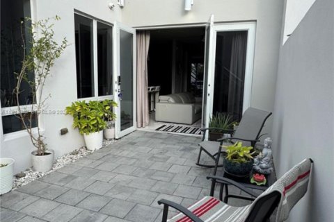Townhouse in LANDMARK in Doral, Florida 4 bedrooms, 241.45 sq.m. № 2005807 - photo 15