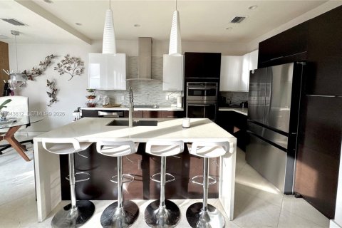 Townhouse in LANDMARK in Doral, Florida 4 bedrooms, 241.45 sq.m. № 2005807 - photo 10