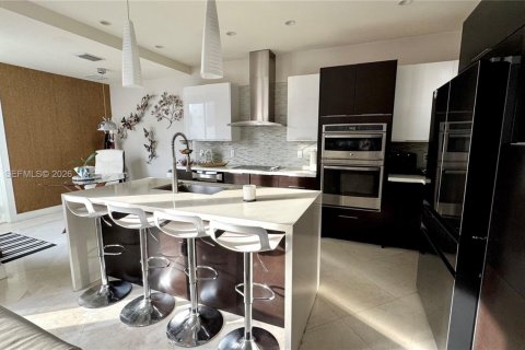 Townhouse in LANDMARK in Doral, Florida 4 bedrooms, 241.45 sq.m. № 2005807 - photo 9