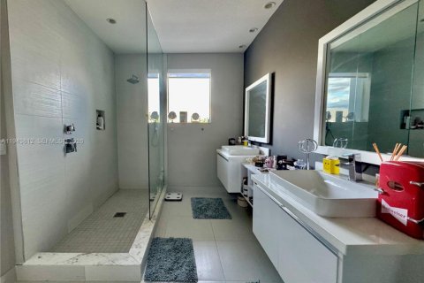 Townhouse in LANDMARK in Doral, Florida 4 bedrooms, 241.45 sq.m. № 2005807 - photo 19