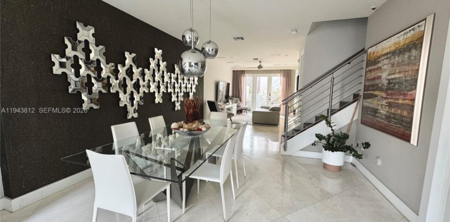 Townhouse in LANDMARK in Doral, Florida 4 bedrooms, 241.45 sq.m. № 2005807