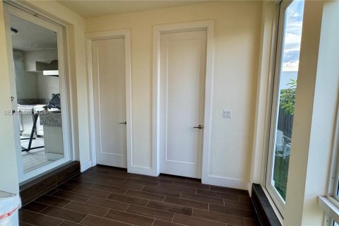 Townhouse in LANDMARK in Doral, Florida 4 bedrooms, 241.45 sq.m. № 2005807 - photo 28