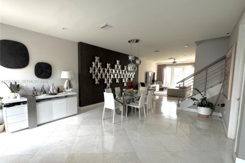 Townhouse in LANDMARK in Doral, Florida 4 bedrooms, 241.45 sq.m. № 2005807 - photo 3