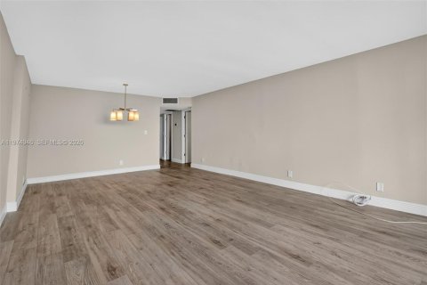 Condo in Aventura, Florida, 1 bedroom  № 2040150 - photo 4