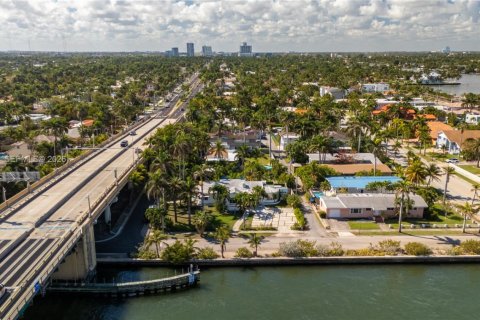 Villa ou maison à vendre à Hollywood, Floride: 5 chambres, 225.75 m2 № 2076503 - photo 27