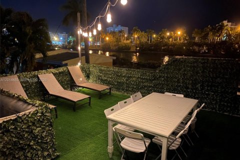 Villa ou maison à vendre à Hollywood, Floride: 5 chambres, 225.75 m2 № 2076503 - photo 23