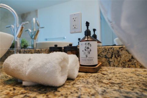 Condo in Miami, Florida, 2 bedrooms  № 2038953 - photo 13