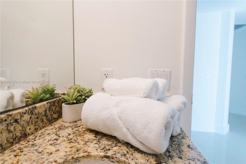 Condo in Miami, Florida, 2 bedrooms  № 2038953 - photo 12