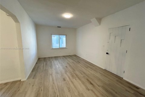 House in Miami, Florida 2 bedrooms, 117.06 sq.m. № 1970817 - photo 4