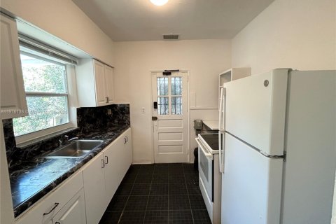 House in Miami, Florida 2 bedrooms, 117.06 sq.m. № 1970817 - photo 9