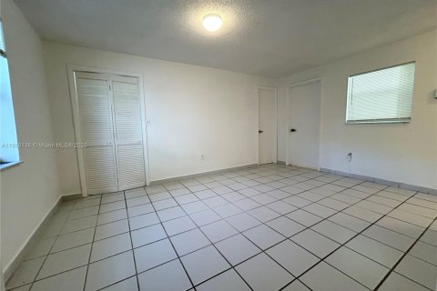 House in Miami, Florida 2 bedrooms, 117.06 sq.m. № 1970817 - photo 12