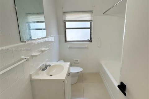 House in Miami, Florida 2 bedrooms, 117.06 sq.m. № 1970817 - photo 17