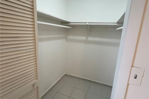 House in Miami, Florida 2 bedrooms, 117.06 sq.m. № 1970817 - photo 16