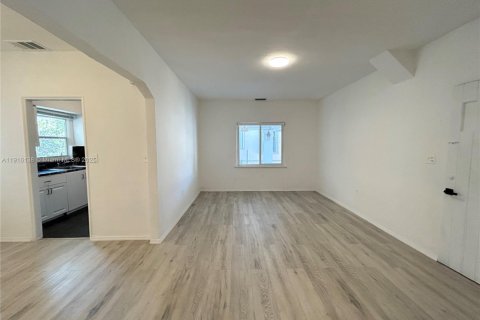 House in Miami, Florida 2 bedrooms, 117.06 sq.m. № 1970817 - photo 5