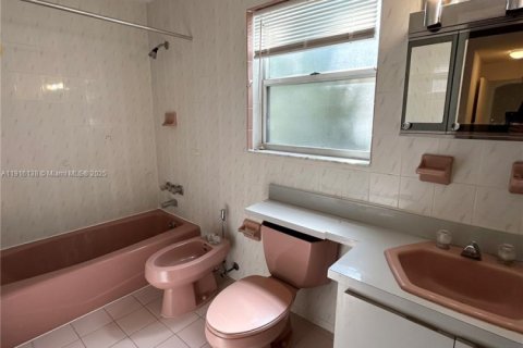 House in Miami, Florida 2 bedrooms, 117.06 sq.m. № 1970817 - photo 13