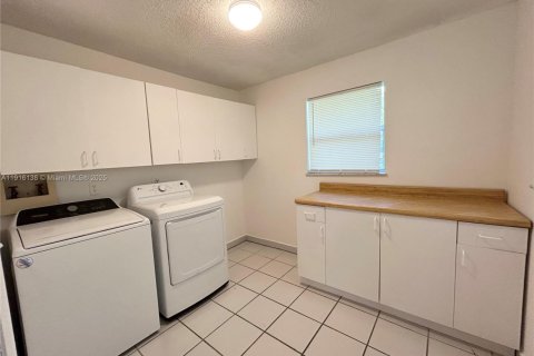 House in Miami, Florida 2 bedrooms, 117.06 sq.m. № 1970817 - photo 21