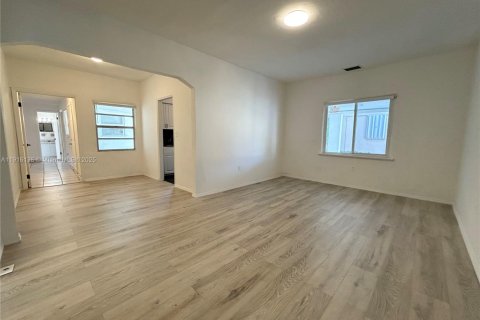 House in Miami, Florida 2 bedrooms, 117.06 sq.m. № 1970817 - photo 3