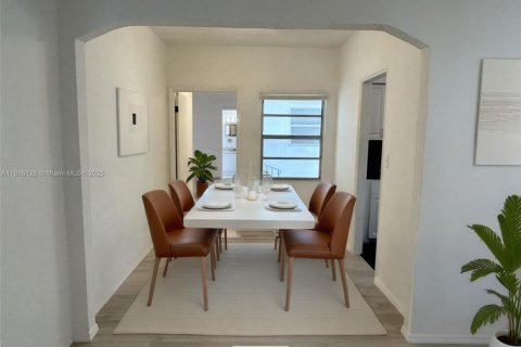 House in Miami, Florida 2 bedrooms, 117.06 sq.m. № 1970817 - photo 6