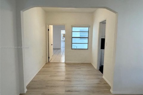 House in Miami, Florida 2 bedrooms, 117.06 sq.m. № 1970817 - photo 7