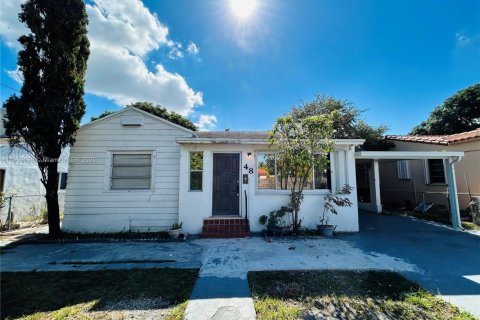 House in Miami, Florida 2 bedrooms, 117.06 sq.m. № 1970817 - photo 1