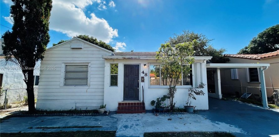 House in Miami, Florida 2 bedrooms, 117.06 sq.m. № 1970817