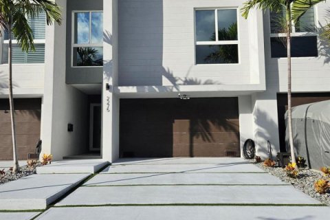 Townhouse in Pompano Beach, Florida 3 bedrooms, 176.33 sq.m. № 2083262