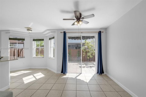 Adosado en venta en Doral, Florida, 3 dormitorios, 150.32 m2 № 2358076 - foto 8