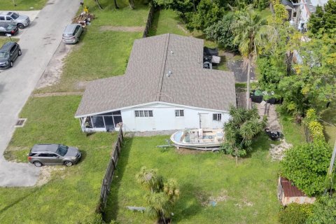 House in Miramar, Florida 3 bedrooms, 131.55 sq.m. № 2250364 - photo 26