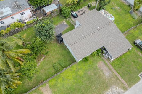 House in Miramar, Florida 3 bedrooms, 131.55 sq.m. № 2250364 - photo 4