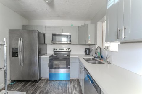 House in Miramar, Florida 3 bedrooms, 131.55 sq.m. № 2250364 - photo 15